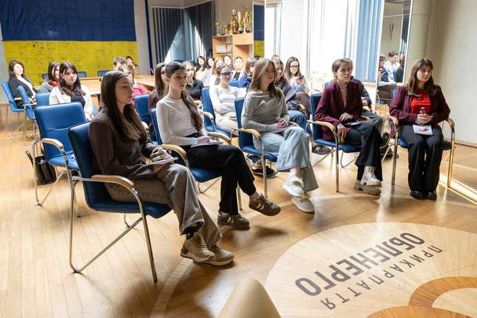 «Вчитися потрібно завжди» – в Прикарпаттяобленерго знайомили дівчат-підлітків зі сферою енергетики